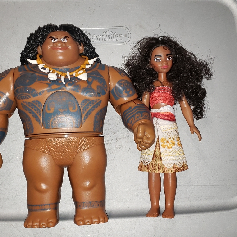 Talking mowi and Moana  she does NOT talk he is mi
